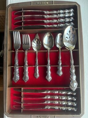 VINTAGE Oneida Pembroke Stainless Flatware Set